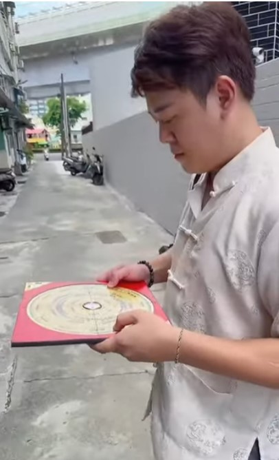 蔡慶富手持羅盤進行私密顧問與局勢檢查的現場紀錄