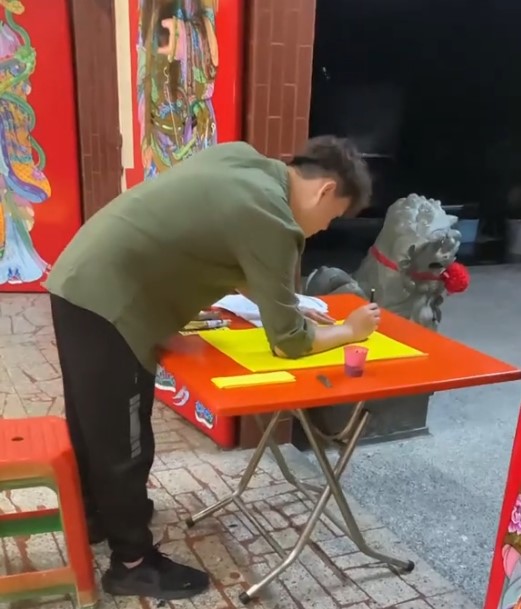 蔡慶富現場書寫與整理資料的工作紀錄