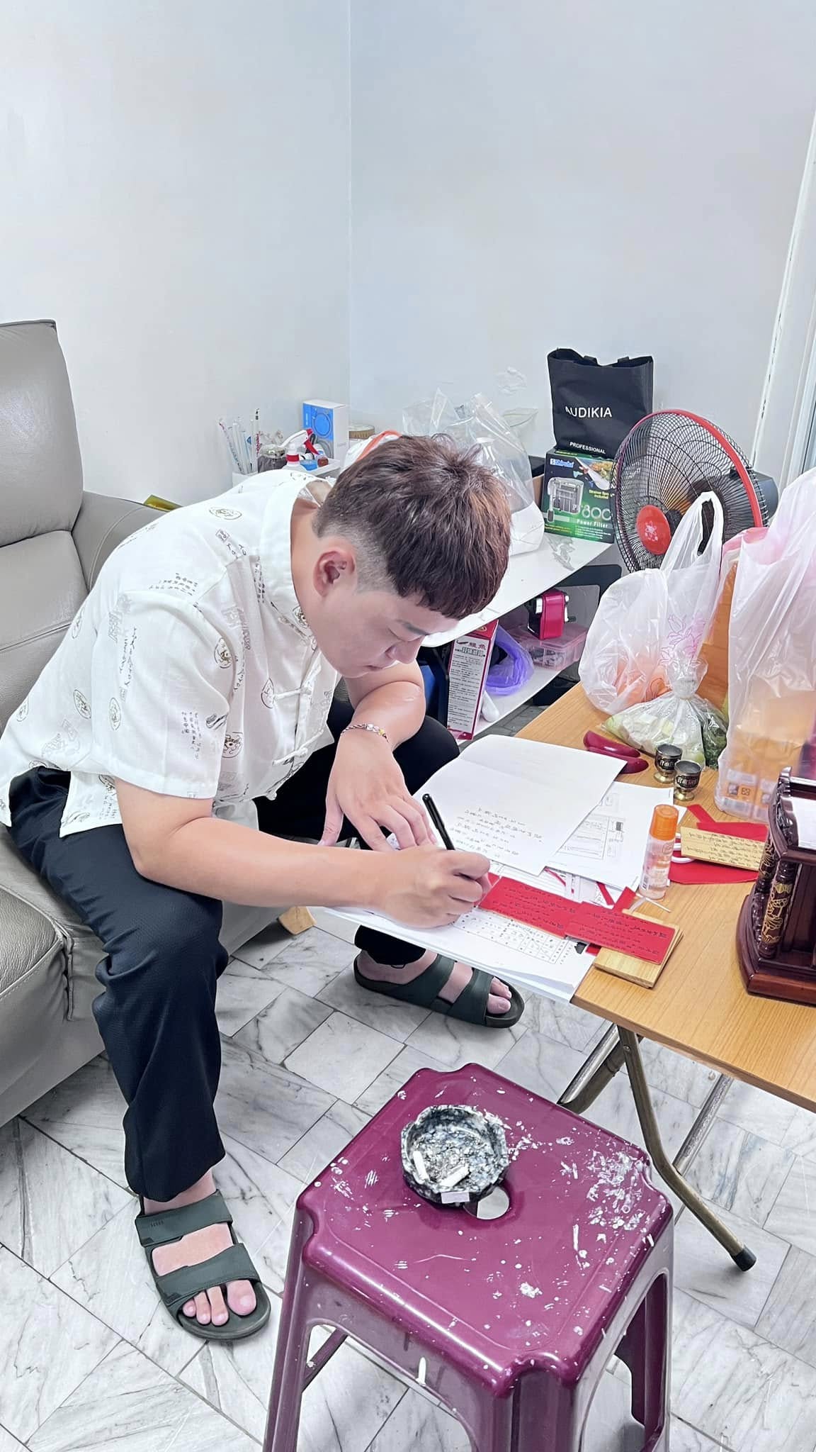 蔡慶富於服務前書寫與整理科儀資料的實務畫面